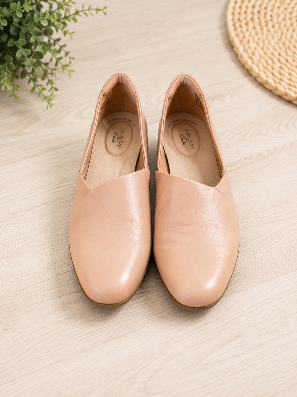 Clarks Ultimate Comfort Collection Womens Size 5.5 Nude Flat Shoes